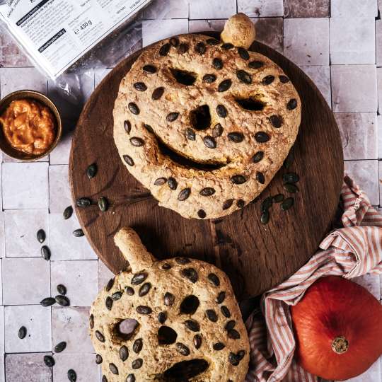 Kürbis-Fladenbrot Gesichter mit Sauerteig (c) Ernst BÖCKER GmbH & Co. KG