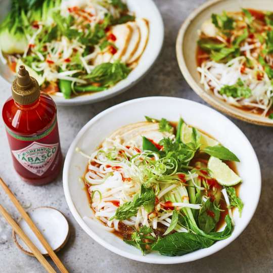 Chicken Pho mit TABASCO® Sriracha Sauce