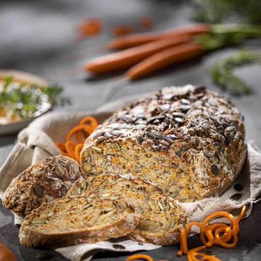 Saftiges Möhrenbrot mit Körnern (c) Coolinato