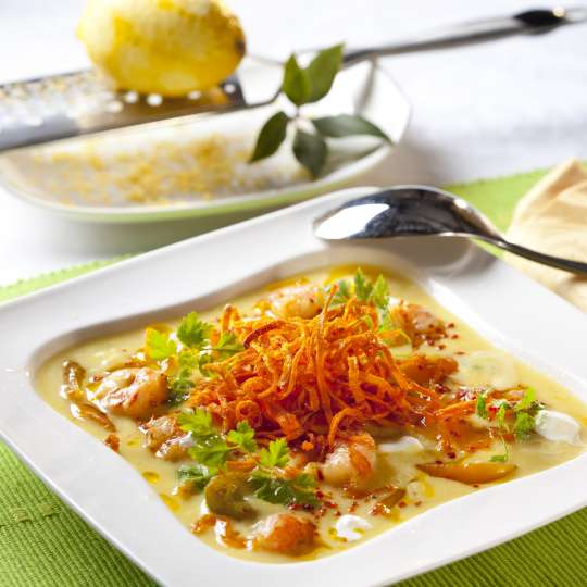 Curry-Orangensuppe mit Garnelen und Karottenstroh