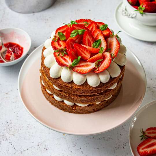 Köstlicher Erdbeer-Biskuitkuchen (c) De Buyer, Emma