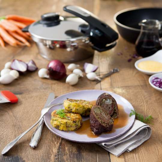 Rinderroulade de luxe mit Kartoffel-Rotkohl-Plätzchen (quer)