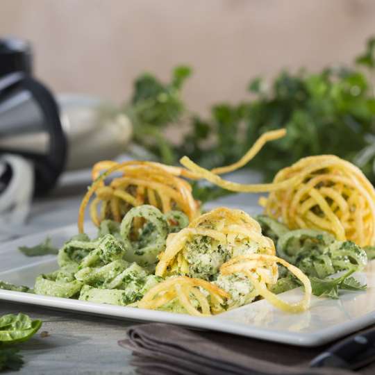 GEFU Forellencroustillons auf Rettichsalat mit Petersilienpesto querformat 1