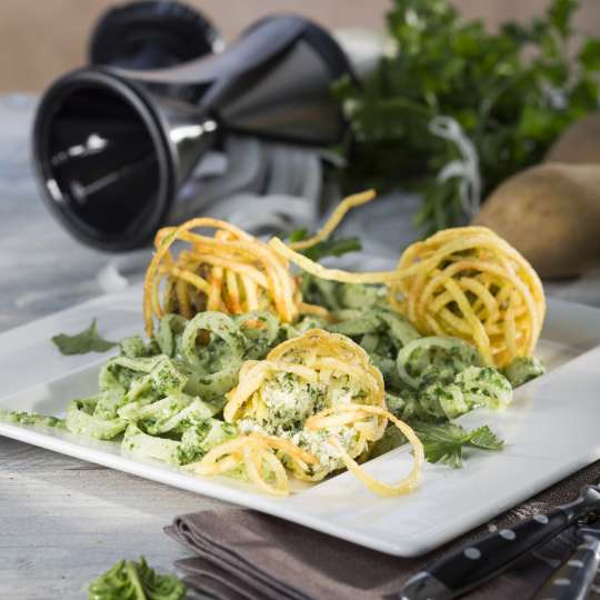 GEFU Forellencroustillons auf Rettichsalat mit Petersilienpesto hochformat 1