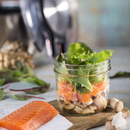 GEFU Bunte Blattsalate mit gebratenen Pilzen und mariniertem Lachs hochformat