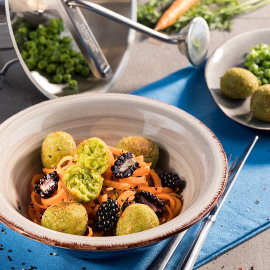 Cous Cous-Erbsen-Bällchen auf Karotten-Brombeersalat