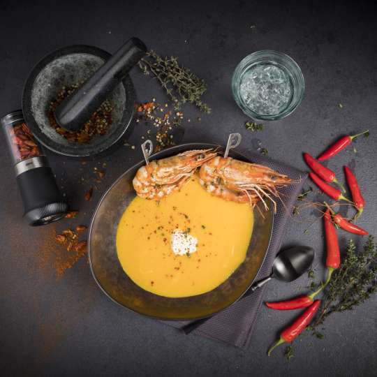 Karotten-Chili-Suppe mit gebratener Riesengarnele / Bild 1