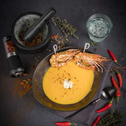 Karotten-Chili-Suppe mit gebratener Riesengarnele / Bild 2