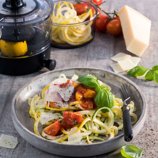 Zucchini-Spaghetti mit Cherrytomaten-Sugo und Parmesan - hoch