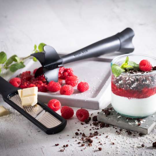 Mascarpone-Limetten-Creme mit Himbeeren und Schokoladencrumble von GEFU