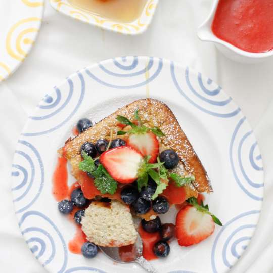 Topfen-Griessauflauf mit Vanille und Beeren-Honig-Topping - Gmundner Keramik