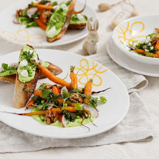 Frühlings-Bruschetta mit Erbsencreme und Ziegenkäse  & Röstkarotten-Salat mit Kräuter-Vinaigrette und karamellisierten Walnüsse
