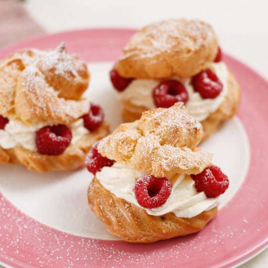 Valentinstags-Brandteigkrapferl - frische Himbeeren