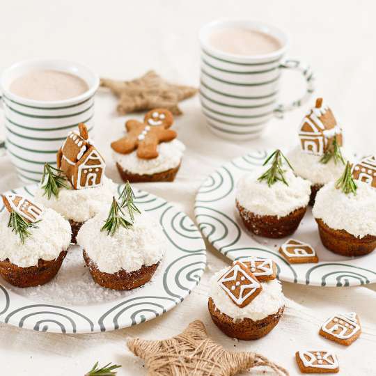 Weihnachts-Cupcakes auf Geschirr von Gmundner (c) Lena Fuchs / Gmundner Keramik