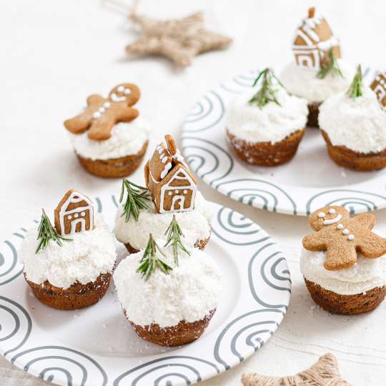 Weihnachts-Cupcakes - Mohntörtchen mit Powidlfüllung und Kokos-Cremehäubchen (c) Lena Fuchs / Gmundner Keramik