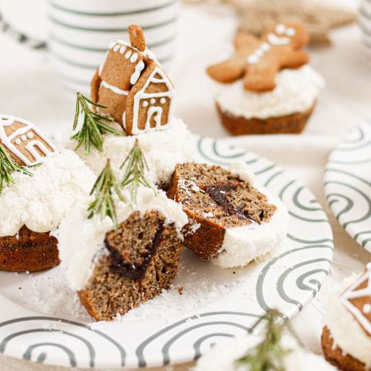 Weihnachts-Cupcakes - Mohntörtchen mit Powidlfüllung (c) Lena Fuchs / Gmundner Keramik