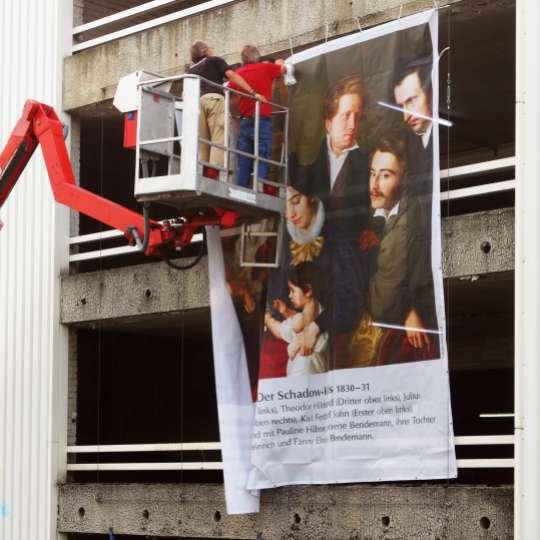 Kunst am Parkhaus: Die Familie Bendemann und ihre Freunde von Eduard Bendemann