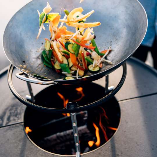 Sommerlich frisches Gemüse perfekt gebraten von der FIRE KITCHEN (c) höfats