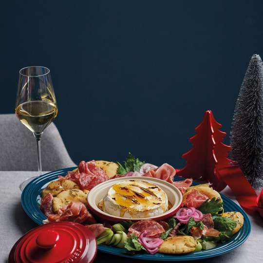 ANTIPASTI-KRANZ MIT GEBACKENEM CAMEMBERT (c) Le Creuset