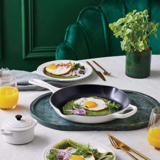 Reichhaltiges Frühstück: Kräuterpfannkuchen mit Spiegelei © 2024 Le Creuset
