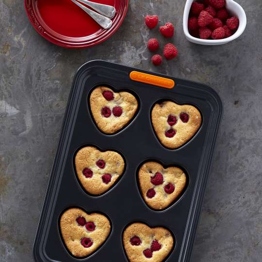 Le Creuset - Rezept - Herz-Friands mit Himbeeren in 6er Antihaft Herzform