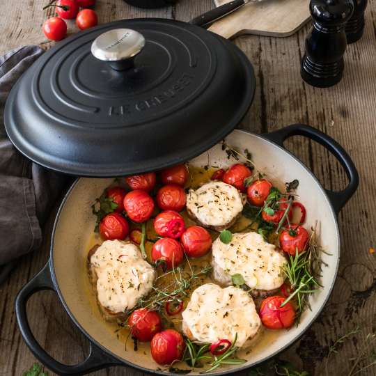 Le Creuset Überbackene Schweinemedaillons mit Ziegenkäse