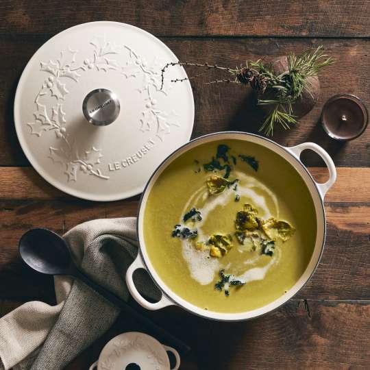 ROSENKOHLSUPPE MIT CURRY UND KOKOSMILCH von Le Creuset