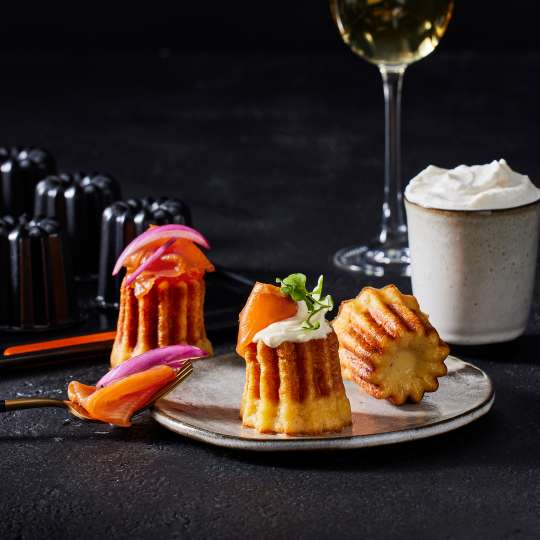 Cannelés mit Lachs und Schnittlauch - Detail