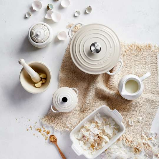 Le Creuset: Meringue Cocotte auf Tischuntersetzer