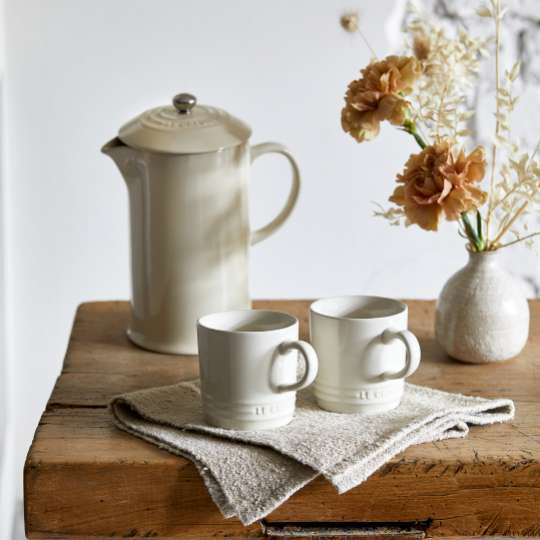 Le Creuset: Meringue Kaffeezubereiter und Becher neben Blumenvase