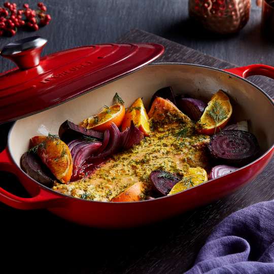 Le Creuset LACHSFILET MIT ORANGE, ROTER BETE UND ROTER ZWIEBEL