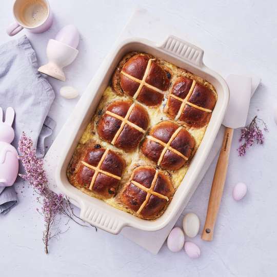 Osterpudding mit Hefebrötchen (c) Le Creuset