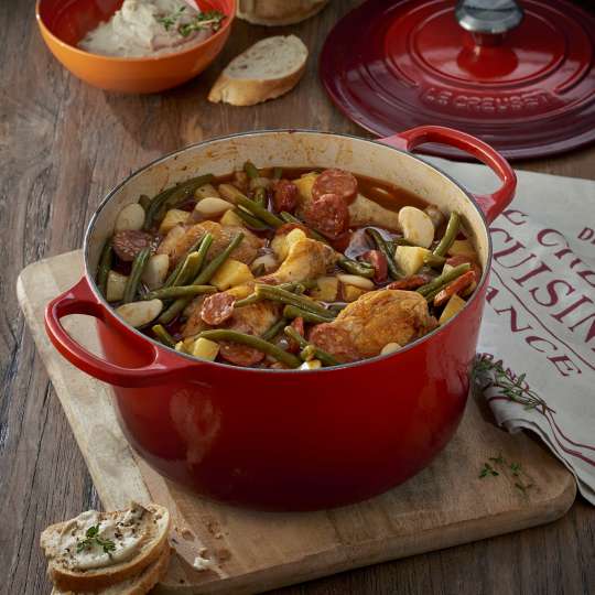 Le Creuset Pikanter Geflügeltopf mit Chorizo