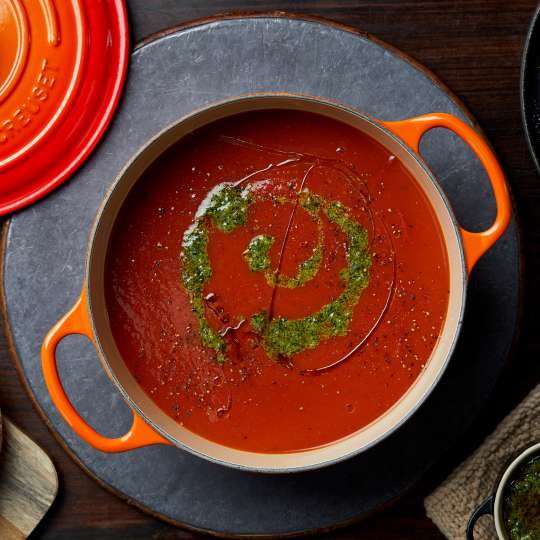 GEROESTETE TOMATENSUPPE  MIT GEBRATENER MAKRELE UND BASILIKUMPESTO von Le Creuset