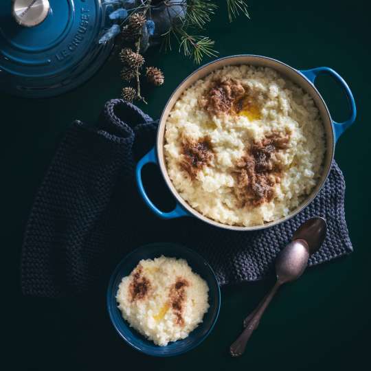 RISENGROD – TRADITIONELLER SKANDINAVISCHER MILCHREIS MIT ZIMT, ZUCKER UND BUTTER