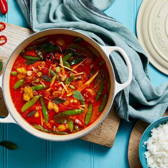 Le-Creuset-Rotes-Thai-Curry-mit-Huhn-Thailand