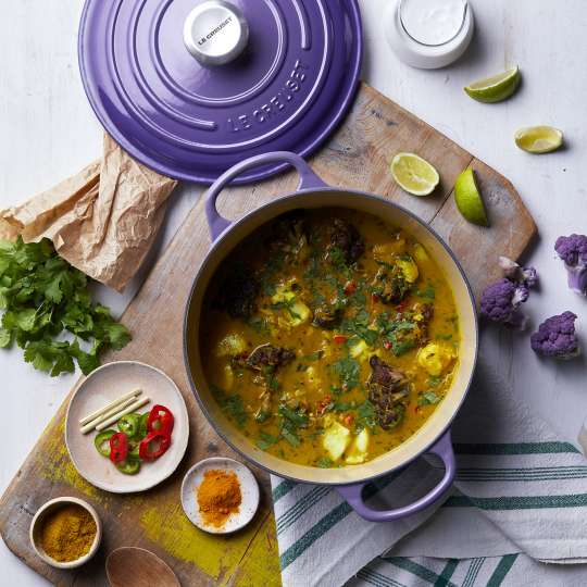 Le Creuset Fischcurry im Ultra violetten Bräter