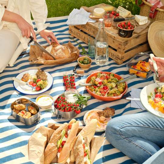 Looye - Picknick mit mediterranem Baguette und Honigtomaten