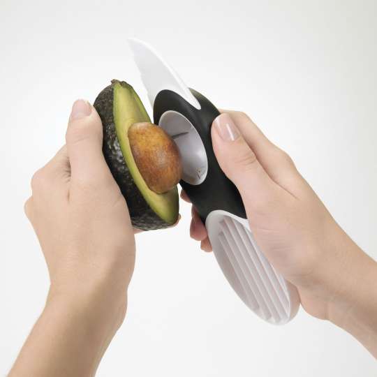 OXO 3-in1-Avocadoschneider weiß Anwendung 2