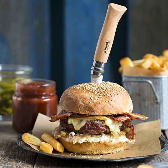 Köstlicher Burger mit Raclette de Savoie-Käse (c) Opinel
