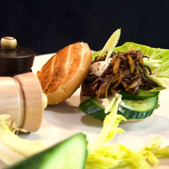 Pulled Banana Burger mit Gewürzmühle (c) Benedikt Faust