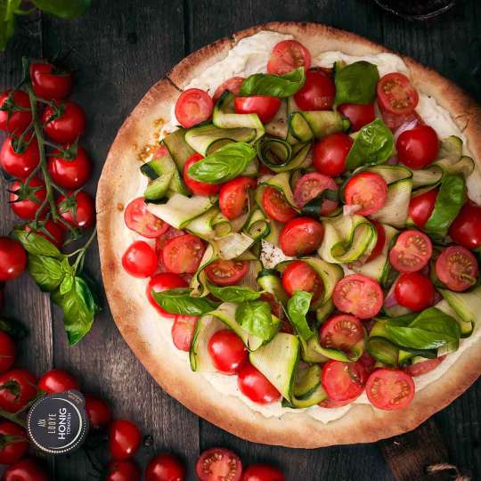 Veggie-Pizza mit Zucchini und Looye Honigtomaten