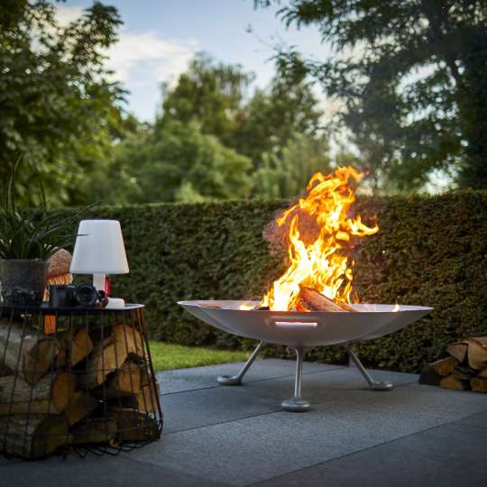 RB73 gemütlich auf der Terrasse mit der Lotus-Feuerschale 