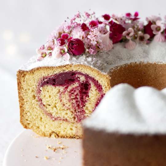 STÄDTER Rührkuchen mit Himbeerkäsekuchen-Swirl