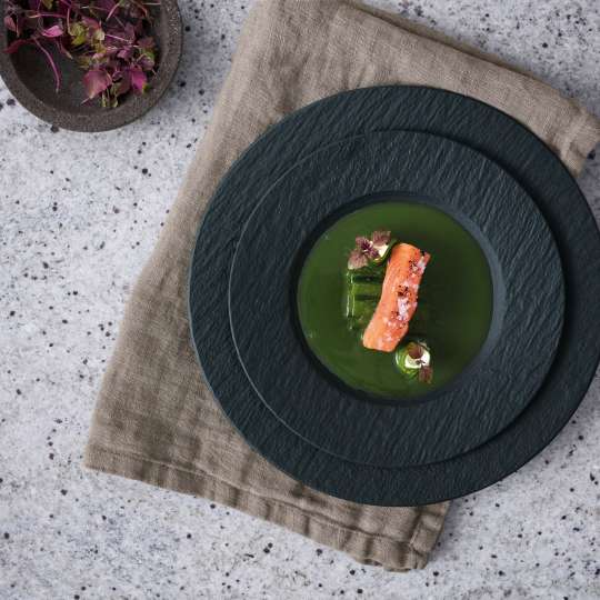 Villeroy & Boch - schwarz - Rezept Vorspeise - Hot-Smoke BBQ-Lachs und Gurkenröllchen mit Limonencreme