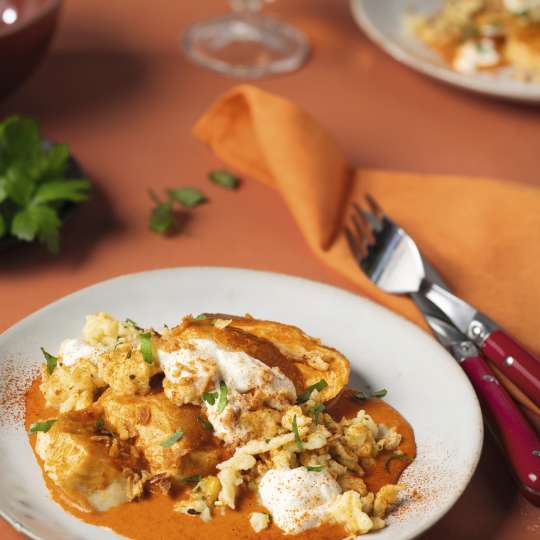 Paprika-Hühnchen mit Spätzle und Sauerrahm (c) WIBERG
