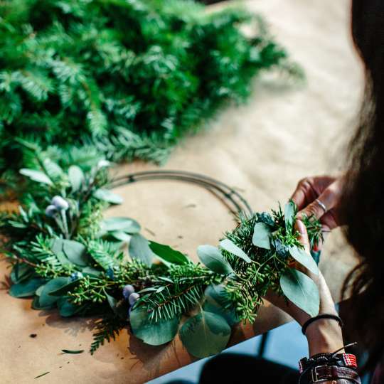 BU: Binden eines Adventskranzes von Hand – eine schöne Tradition. (c) Hillary Ungson/Unsplash