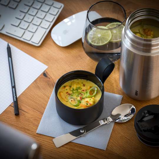 GEFU - Zitronengras-Curry-Suppe mit Gemüse und Garnelenstücken / quer