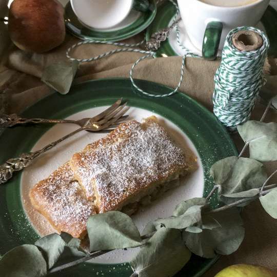 Mamas hausgemachter Apfelstrudel, hoch mit Tasse