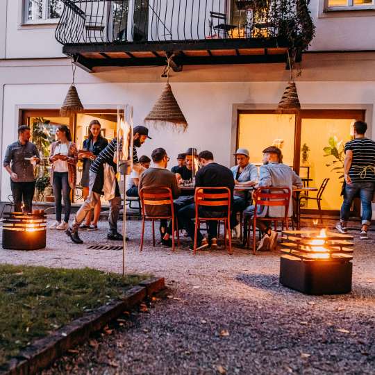 Gemütlich im Sommer mit der Feuerstelle Cube von Höfats